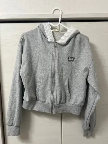 리락쿠마 코리락쿠마 레이스 달린 숏 지퍼 후드티 SPINNS