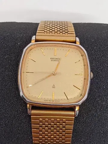 세이코 쿼츠 골드 손목시계 작동