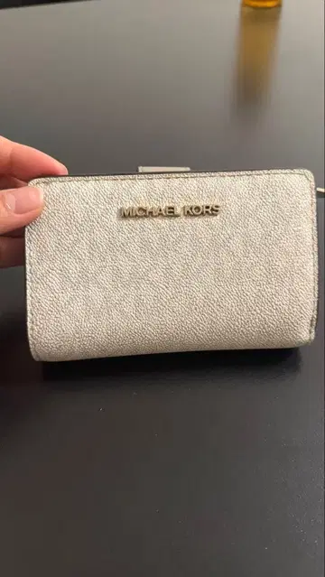MICHAEL KORS 실버 접이식 지갑
