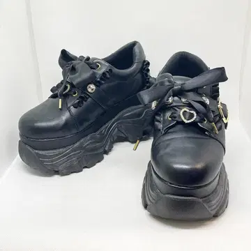 지뢰계 양산형 통굽 스니커즈 블랙 리본 하트 참 비쥬