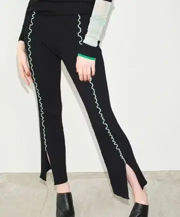 레어 택 포함 스도크 컬러 스티치 슬릿 니트 트라우저 블랙 인기 컬러