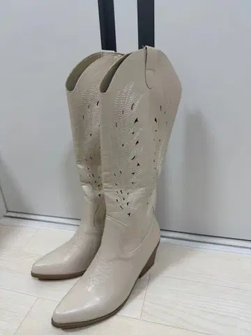 웨스턴 화이트 자수 롱 부츠 중간 힐 여성용