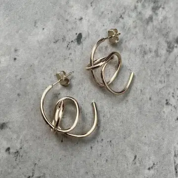 새상품 TOMORROW LAND 투모로우랜드 실버 곡선미 디자인 귀걸이