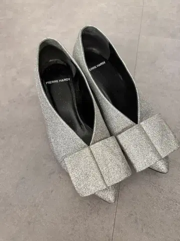 PIERRE HARDY 실버 리본 라메 펌프스 35.5