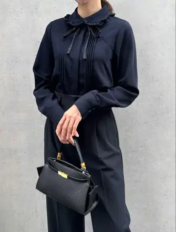 아메노치하레 라운드 프릴 칼라 핀턱 블라우스 네이비