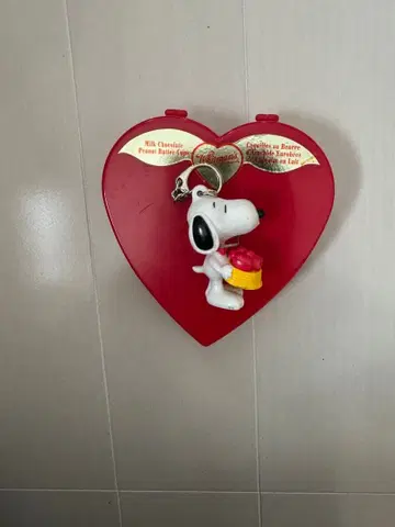 스누피 하트형 초콜릿 케이스 휘트먼 Whitman's