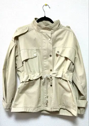 새상품 Isn't She? 베이지 자켓