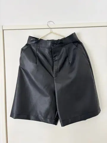 블랙 가죽풍 숏팬츠