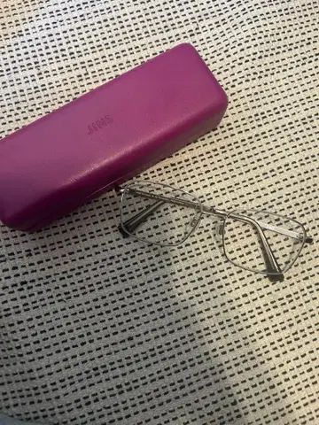 실버 사각형 프레임 안경 케이스 포함