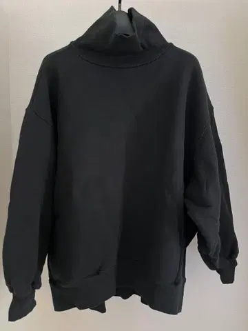 willfully 블랙 하이넥 맨투맨