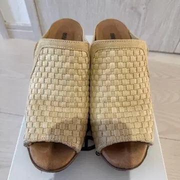 MINNETONKA 베이지 오픈토 샌들