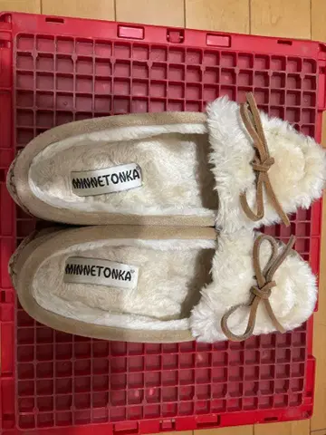 MINNETONKA 베이지 퍼 모카신
