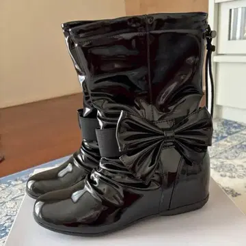 비스콘티 블랙 리본 포함 에나멜 레인 숏부츠