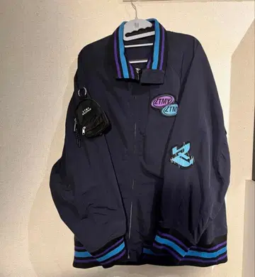 계속 한밤중이면 좋을 텐데. 즈토마요 테크노푸아 바시티 자켓 네이비