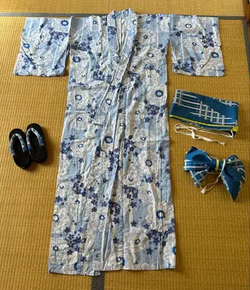 스카이블루 꽃무늬 유카타와 일본 나막신 오비 세트