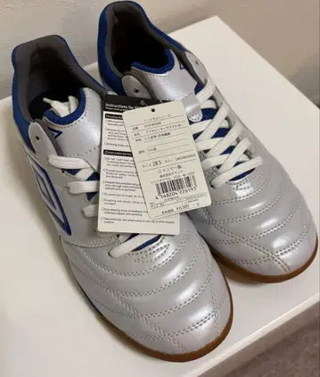 미사용 새상품 umbro 풋살화 28.5cm 실버/블루