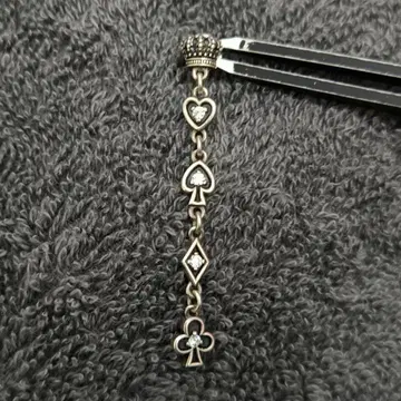 저스틴 데이비스 귀걸이 (1개) 카드놀이 모티브 왕관