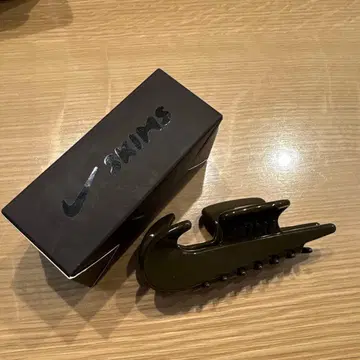 NIKE x SKIMS 콜라보 헤어 클립