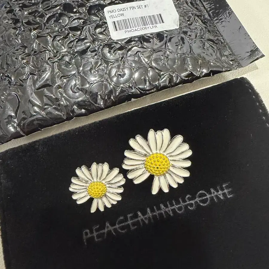 Peace Minus One Daisy Pin Set, Yellow on Bunjang Global Site.