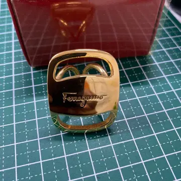 Ferragamo 골드 메탈 반다나 반지