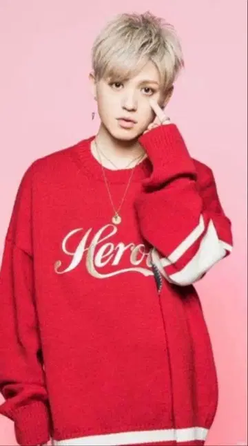 스에요시 슈타 착용 크리스찬 다다 니트