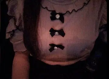 노에미 키라키라 리본 오픈 숄더 푸치 하이 티셔츠