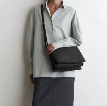 미사용 COS 10000엔 트리폴드 패드 크로스 바디백