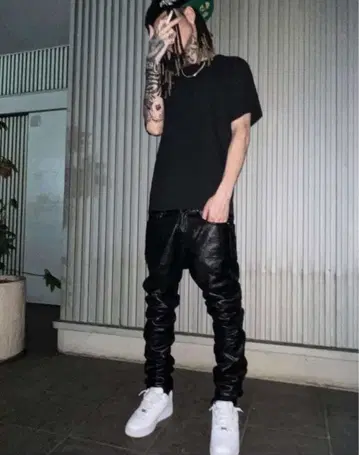 블랙 가죽 스키니 팬츠 플레어