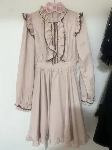 허니시나몬 프릴 달린 핑크 긴팔 원피스