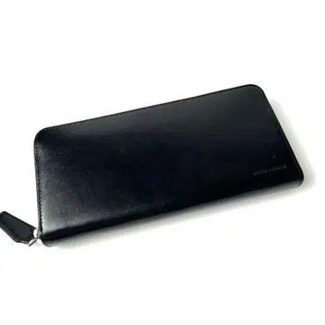 새상품 [밀라 쇤] 쉐도우 엠보싱 가죽 라운드 지퍼 장지갑 블랙