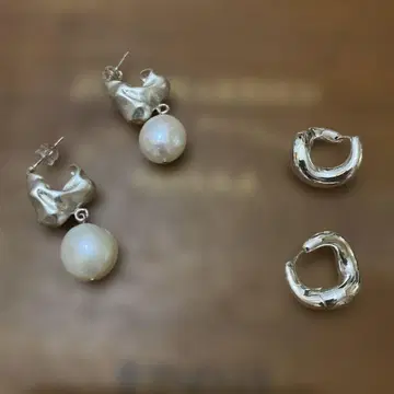 실버 유선형 디자인 펄 귀걸이와 실버 귀걸이 2점 미모사
