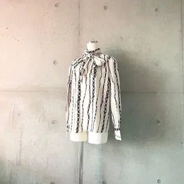 택 포함 새상품 체인 패턴 보타이 리본 블라우스 베이지 x 블랙