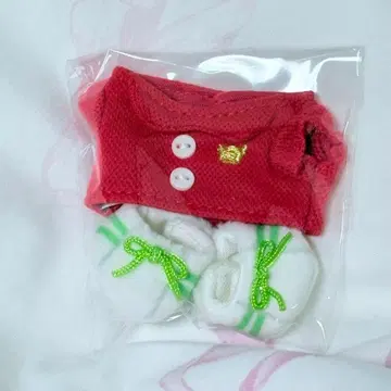 옷 갈아입는 리락쿠마 언제나 함께 리락쿠마 피케 셔츠와 스니커즈