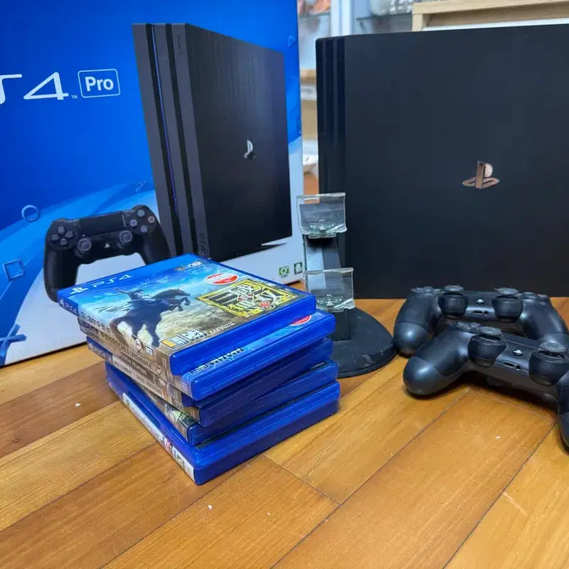 PS4 Pro 본체 + 게임 CD 여러개 + 컨트롤러