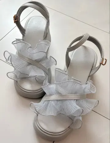 VIVIAN 시어 크로스 프릴 통굽 샌들 M 사이즈 그레이