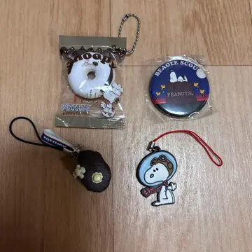 SNOOPY 스누피 PEANUTS 키링 캔뱃지 4개