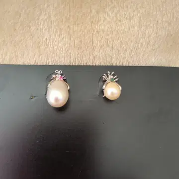 펄과 보석의 페어 넥타이핀