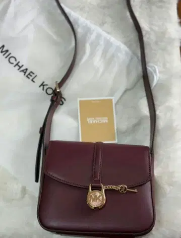 [ 완판템 새상품 ] 마이클코어스 LYRA 플랩 크로스바디 스몰