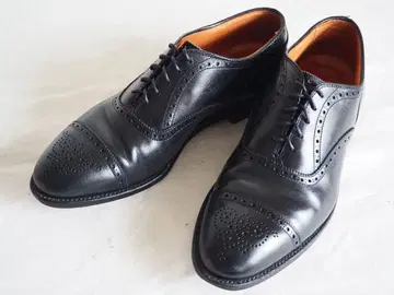 B B 909 Medallion Tip Balmoral by Alden