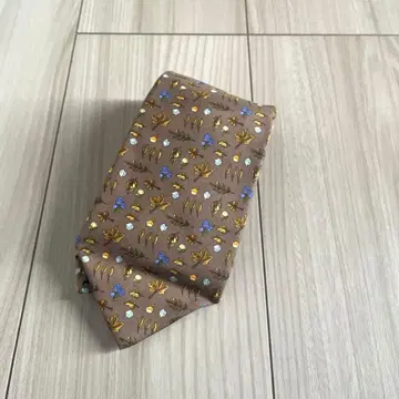 살바토레 페라가모 리프 무늬