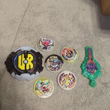 요괴워치 요괴 메달 5개, 요괴 아크 1개, UR 커스텀 베젤.