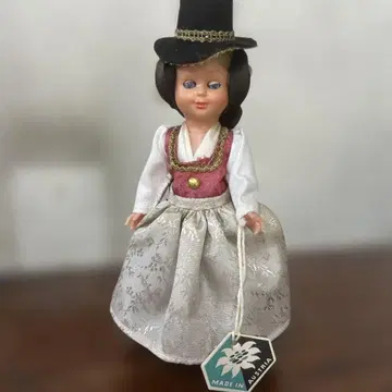 오스트리아의 전통 의상 (티롤리안)을 입은 민족 인형. 슬리브 아이돌