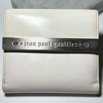[ 초레어 ] 장 폴 고티에 지갑 이단 접이식 화이트 가죽 로고 플레이트