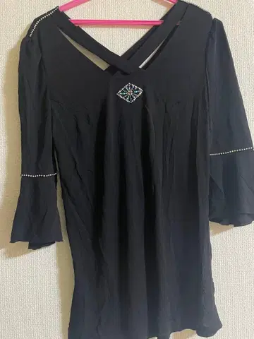 이타리야 비쥬 장식 블랙 크로스 넥 상의 사이드 슬릿