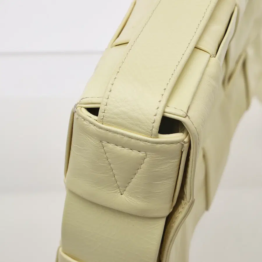 宝缇嘉（Bottega Veneta）皮革卡带包