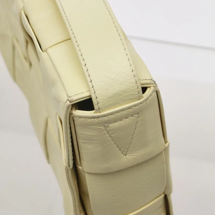 宝缇嘉（Bottega Veneta）皮革卡带包