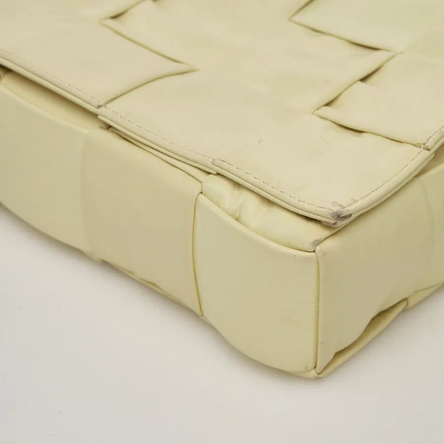 宝缇嘉（Bottega Veneta）皮革卡带包