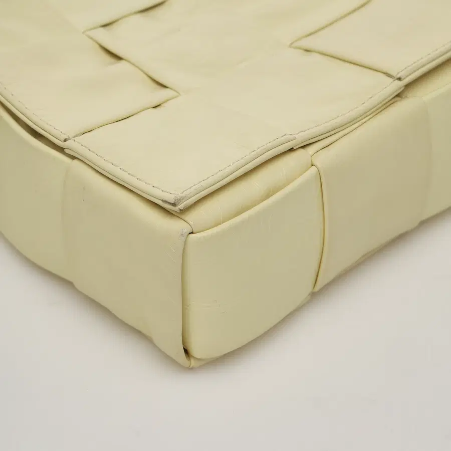 宝缇嘉（Bottega Veneta）皮革卡带包