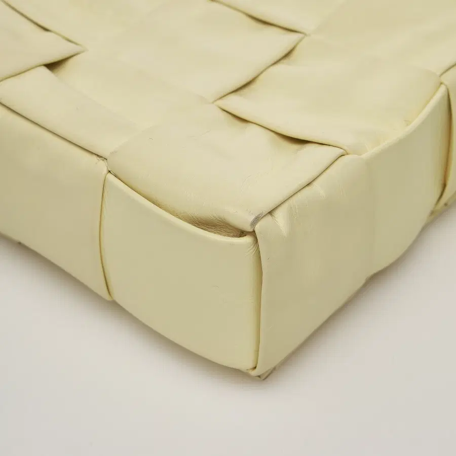 宝缇嘉（Bottega Veneta）皮革卡带包