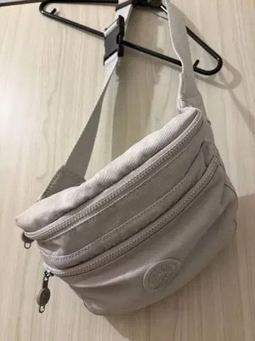 새상품급 [ Kipling ] 데님 블루 라이트 블루 웨스트 파우치